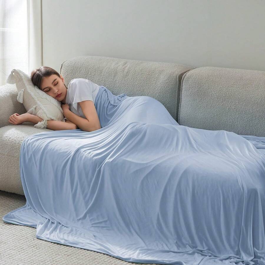 1 chiếc chăn làm mát màu xanh băng, được thiết kế với kiểu dáng hiện đại, chất liệu nhẹ và thoáng khí, sử dụng công nghệ tự làm mát tức thì để giảm hiệu quả tình trạng đổ mồ hôi ban đêm. Đặc tính nhẹ và thoáng khí khiến nó trở thành lựa chọn lý tưởng cho mùa hè, những người nhạy cảm với nhiệt độ và sử dụng quanh năm. - Màu xanh lam - Xem 1