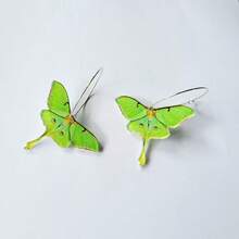 Pendientes de aro con mariposa verde única - Regalo perfecto para ella, accesorio distintivo para fiestas, pendientes peculiares - verde menta - Ver 2
