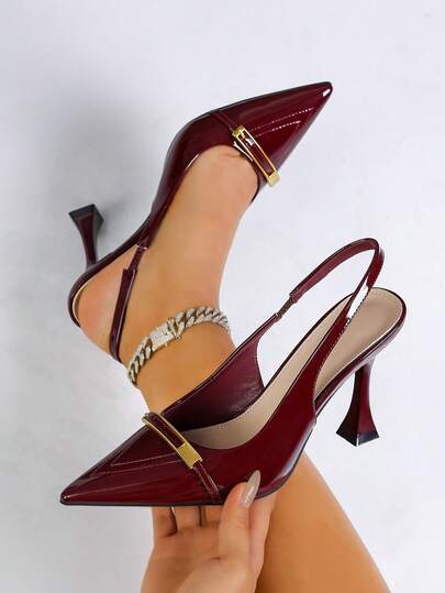 Giày cao gót mũi nhọn dành cho nữ, có quai cài kim loại, kiểu slingback, thích hợp cho việc đi lại hàng ngày.