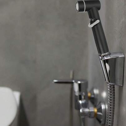 1个黑色机身清洁喷雾器增压喷枪水龙头冲洗家用马桶冲水枪马桶清洁喷枪