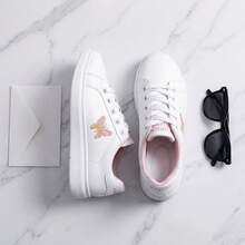 Zapatillas deportivas informales para mujer, en color blanco con un bordado de mariposa, confeccionadas en piel sintética de PU, con diseño de cordones y puntera redondeada, transpirables y cómodas, dotadas de suela antideslizante, ligeras y modernas, con un estilo elegante y contemporáneo, ideales para el día a día y todo tipo de ocasiones informales. - Rosa - Ver 9