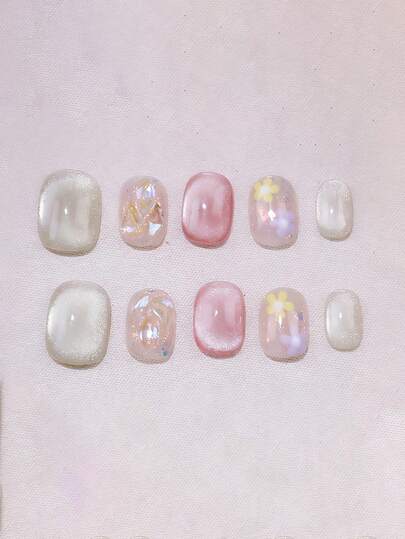 10 móng tay giả thủ công nguyên chất, móng ngắn hình oval. Màu chủ đạo là màu nude, màu sâm panh mắt mèo và màu hồng mắt mèo. Kết hợp với giấy bóng kính óng ánh và những bông hoa nhỏ tươi tắn, tạo nên vẻ trong suốt và thanh thoát. Móng tay nhẹ nhàng, thanh lịch, dễ thương dành cho phái nữ và các cô gái, thích hợp cho mùa xuân, hè, thu, đông, các lễ hội, tiệc tùng và sử dụng hàng ngày.