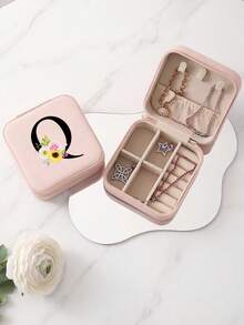 这款粉色字母首饰盒饰有玫瑰、雏菊和向日葵图案，色彩鲜艳，是理想的伴娘礼物。字母从A到Z均有供应。这款旅行收纳包非常适合存放各种旅行用品，例如首饰、耳环、项链等。 - Floral Letter 2 - 查看 25