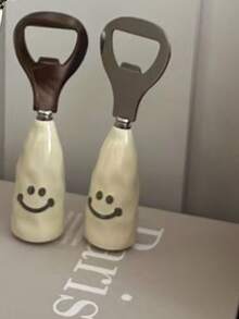 1 cái dụng cụ mở nắp chai bia hình mặt cười dễ thương, tay cầm bằng nhựa và giả gốm, có thể tự đứng, phần mở nắp bằng thép không gỉ, thiết kế sáng tạo. - Xem 8
