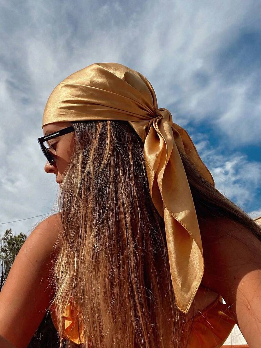 1条金色波西米亚风奢华优雅纯色印花缎面围巾，新款春季时尚配饰围巾，可用作腰带、包包装饰、丝带、头带或围巾，是提升整体造型、海滩度假的理想之选。