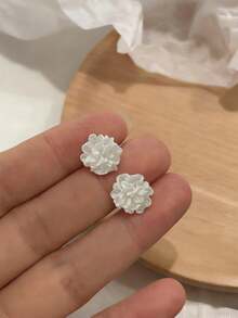 一对白色精致清新可爱温柔甜美裂纹花朵耳钉，适合年轻女孩日常及节日佩戴。 - 花朵C - 查看 3