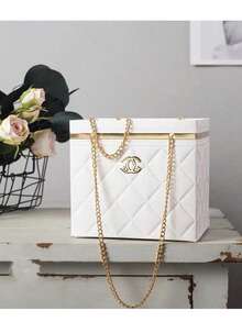 Hộp quà hoa có tay cầm dạng dây xích cho Ngày Valentine, hộp đựng bó hoa 3D có thể gập lại, hộp quà tặng thủ công và quà lưu niệm. Được làm từ bìa cứng dày và dây xích kim loại, chắc chắn, chống thấm nước và chống biến dạng. Thích hợp cho hoa tươi, hoa khô, quà tặng thủ công cho đám cưới, sinh nhật, Ngày của Mẹ, Ngày Valentine và các dịp khác. Cũng lý tưởng để trưng bày trong cửa hàng hoa. Làm cho các tác phẩm nghệ thuật hoa trở nên thanh lịch và thời trang hơn, vật liệu đóng gói hoàn hảo cho các cửa hàng hoa, cửa hàng quà tặng và những người đam mê tự làm. - Nhiều màu - Xem 16