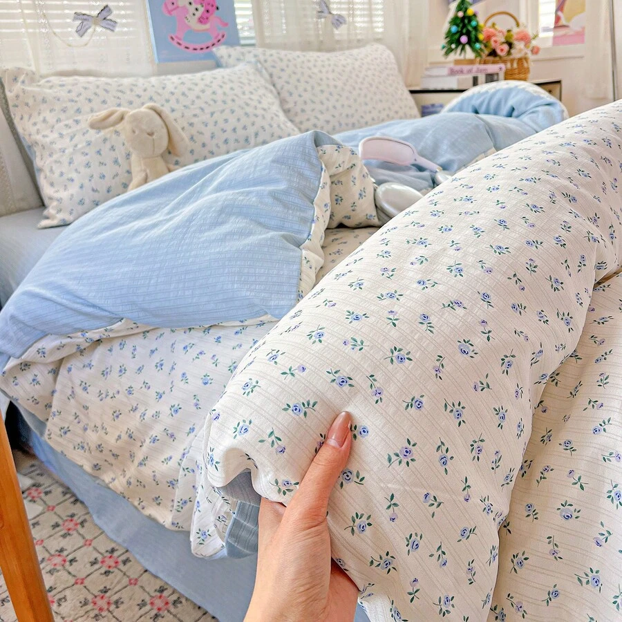 Ensemble de quatre pièces de haute qualité de housses de couette en double couche de gaze de coton certifiée, extra douce et agréable pour la peau, avec de délicates rayures pastel, idéal pour les chambres de style ferme moderne et la détente sensorielle. - Blue Rose Classe A Maternelle et Nourrisson - Voir 1