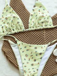 碎花三角比基尼套装，挂脖系带，可调节肩带，柔软弹力面料，褶皱罩杯设计，可拆卸胸垫，深V领，轻薄遮盖，凸显胸型，米白色底色。搭配同款比基尼泳裤，低腰高衩设计，侧边系带可调节，修身剪裁，精致侧边蝴蝶结装饰，性感度假海滩夏日风情。 - 黃色 - 查看 1