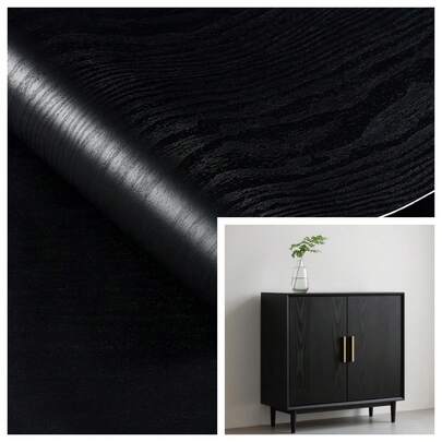 这款黑色橡木纹自粘墙纸是一款现代简约风格的厨房橱柜翻新装饰墙纸，适用于厨房台面、橱柜、抽屉、家具、门板等表面装饰。它具有自粘性，易于粘贴，经久耐用，易于清洁。尺寸为 15.7 英寸 x 39.3 英寸/118.1 英寸/196.8 英寸。