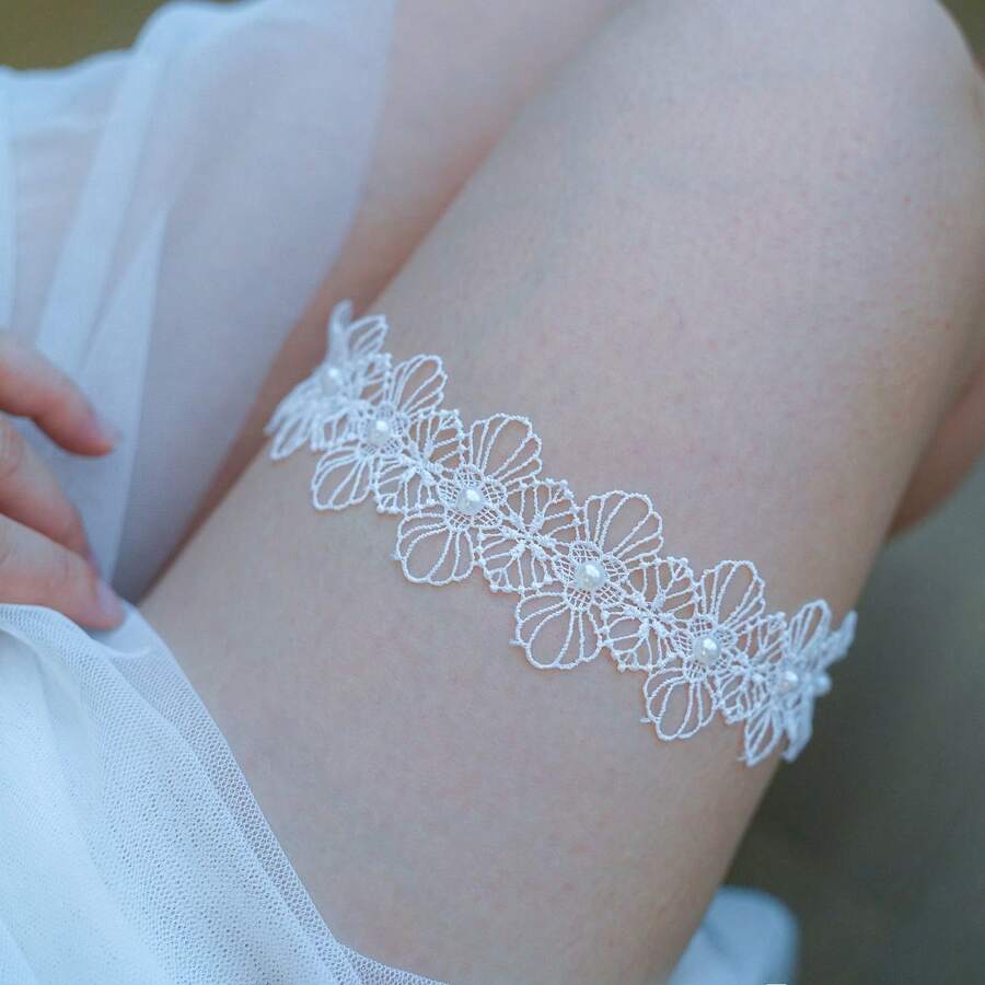 EVERDINAH 1件优雅白色蕾丝新娘吊袜带，饰有仿珍珠花朵，弹性婚礼大腿环，新娘伴娘礼物 - 白色 - 查看 1