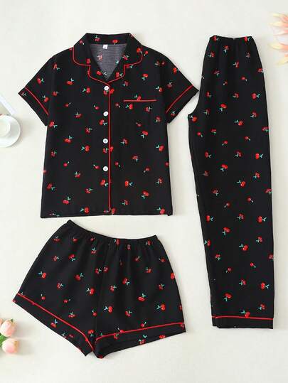 Conjunto de pijama de 3 piezas para mujer con top de manga corta, shorts y cárdigan, base negra con pequeño estampado de cerezas, detallado y versátil para uso interior y exterior