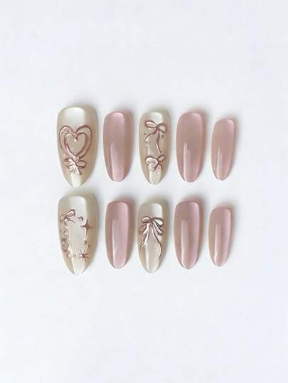 Bộ 10 miếng dán móng tay thủ công, nền trong suốt màu nude với các đường kẻ dập nổi màu vàng hồng, điểm xuyết các họa tiết nơ, trái tim và ngôi sao, kết hợp giữa sự ngọt ngào và tinh tế. Hình dáng móng tay hạnh nhân tôn lên vẻ đẹp của đôi tay, mang đến vẻ ngoài tươi tắn và thanh lịch, phù hợp cho công sở và các buổi hẹn hò.