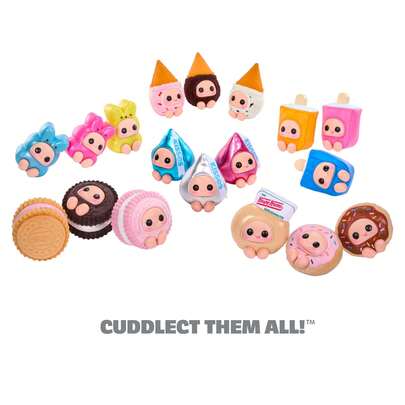 MGA Entertainment Bộ sưu tập LOL Surprise! Hyojo Blow Pop Blind Box Series của MGA kết hợp các chủ đề từ nhiều thương hiệu kinh điển khác nhau, bao gồm Market Cookie Sandwich, Hershey's Kisses, Creamsicle và nhiều hơn nữa. Mỗi bộ gồm 3 món đồ chơi nhồi bông sưu tầm được, với thiết kế phiên bản giới hạn, phù hợp cho mọi lứa tuổi, dùng làm đồ sưu tầm hoặc quà tặng.