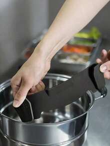 Adjustable PP Material Pot Strainer And Pasta Strainer, Suitable For Draining Vegetables And Pots, Suitable For Household Use, With Drainage Barrier, Available In Red, Yellow And Blue, Clip-On Strainer, Suitable For All Cookware | Plastic Pasta Strainer, Clip-On Food Strainer, Essential Kitchen Tool And Appliance Accessory, Suitable For Draining Meat, Vegetables, Fruits, Etc. - Multicolor - View 5