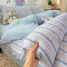 Ensemble de quatre pièces de haute qualité de housses de couette en double couche de gaze de coton certifiée, extra douce et agréable pour la peau, avec de délicates rayures pastel, idéal pour les chambres de style ferme moderne et la détente sensorielle. - Blue Rose Classe A Maternelle et Nourrisson - Voir 2