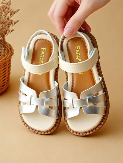 3-12岁儿童白色+银色撞色凉鞋，春夏新款。编织网面鞋面，可调节绑带，防滑橡胶鞋底，简约清新风格，适合上学和户外活动，是夏季出游的理想之选！
