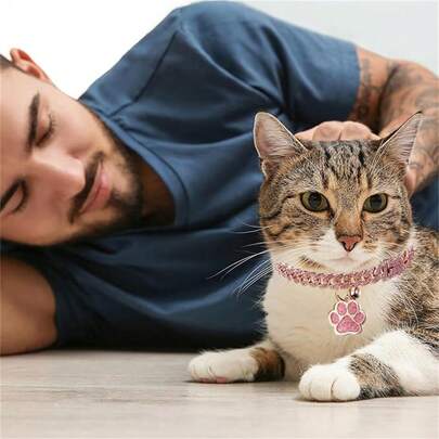 Collar universal para mascotas, que combina la cadena cubana clásica de hip-hop y el lindo colgante con forma de pata de gato, fabricado con material de aleación de zinc de alta calidad, anti-deformación y resistente a la decoloración, con incrustaciones de rhinestones transparentes que muestran un sentido de lujo, tamaño del cuello ajustable libremente, hermoso y duradero para uso a largo plazo