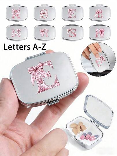 方形藥盒，飾有花卉與字母圖案，便攜式 A-Z 字母藥盒，迷你金屬收納盒，便攜式珠寶藥盒，個性化創意禮品，蝴蝶結圖案，適合旅行、戶外活動，可放入包袋與口袋，可用作婚禮禮物、禮品與接待裝飾，獨特設計裝飾性旅行收納盒，母親節禮物、朋友禮物、護士禮物