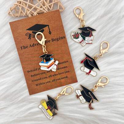5 artículos adecuados para estudiantes, trabajadores, amigos | Aplicable para exámenes, graduación, motivación diaria, vacaciones, cuidado a distancia | Como el mejor regalo para cumpleaños, Navidad, Acción de Gracias, Día del Maestro, boda, graduación para amigos cercanos. Conjunto de birrete de graduación dorado, que incluye un set y una tarjeta motivacional - Broche de cangrejo, hecho de material de aleación de zinc resistente
