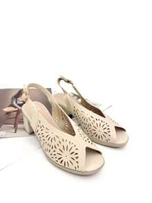 Calzado Estilo. Sandalias tacón ancho para mujer, Plataforma trasera tiene una altura de  4cm y la delantera de 2cm, escote en pico, perforaciones florales, destalonado de piel, con hebilla. - Beis - Ver 1