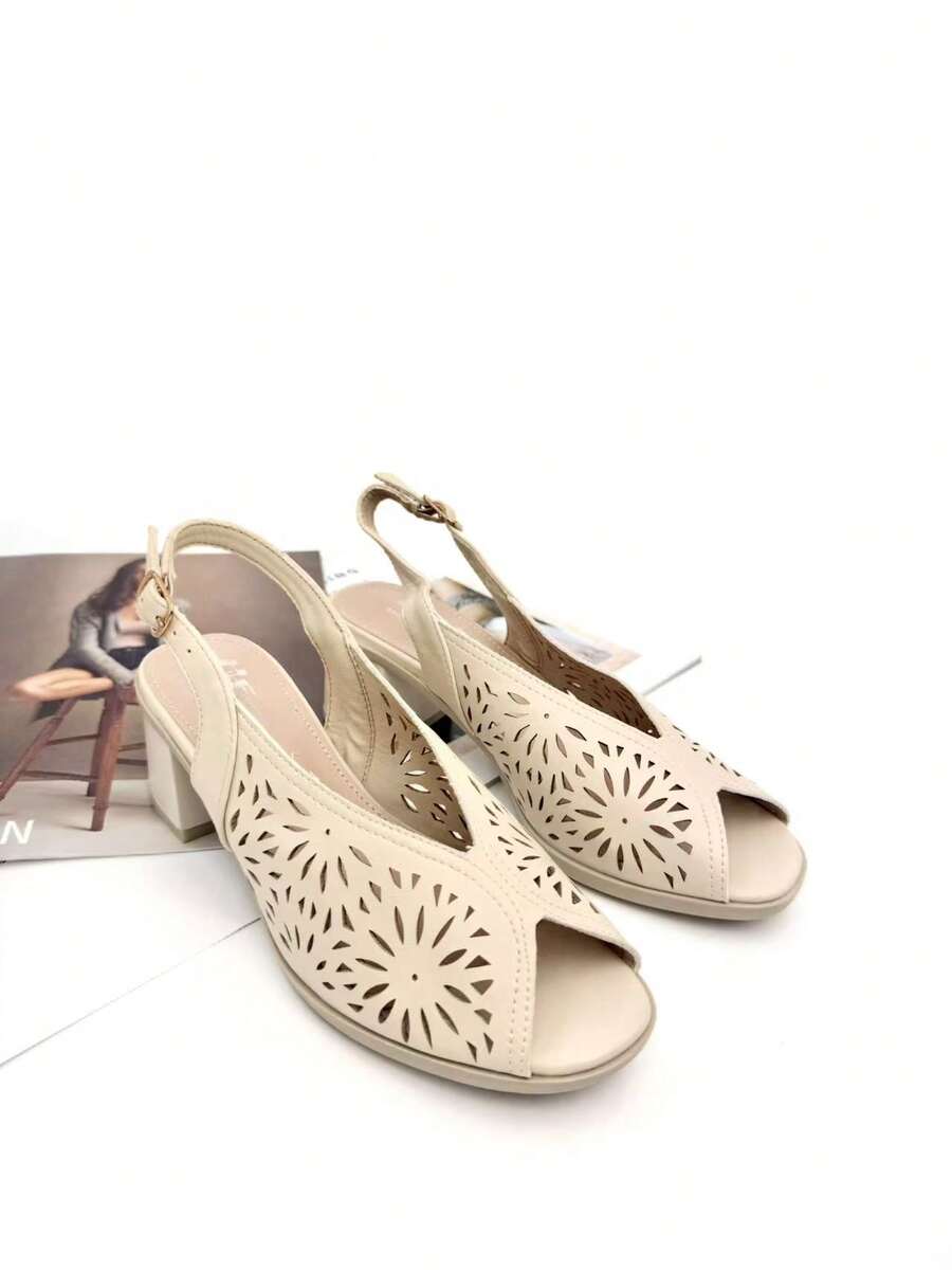 Calzado Estilo. Sandalias tacón ancho para mujer, Plataforma trasera tiene una altura de 4cm y la delantera de 2cm, escote en pico, perforaciones florales, destalonado de piel, con hebilla. - Beis - Ver 1