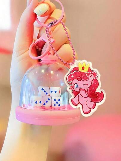 MY LITTLE PONY 2个骰子钥匙扣 – 创意幸运骰盅钥匙圈，完美搭配包包、钥匙和手拿包。是送给朋友的理想礼物，也是生日、情人节和圣诞节的精美纪念品。更是庆祝活动和返校季的绝佳伴手礼。为您的日常配饰增添可爱的动漫风情。