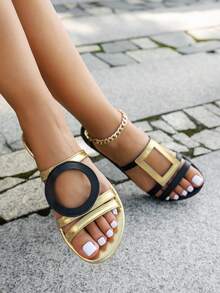 女士平底圆头几何图案优雅PU皮革不对称时尚沙滩拖鞋，适合度假、春夏穿着 - 黑金 - 查看 3