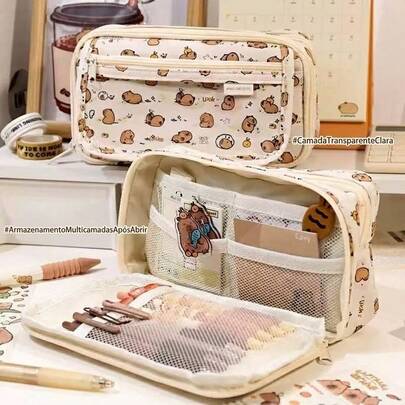 Estojo Escolar Grande Capacidade 1 Peça com Estampa de Capivara Desenho Animado 22x12cm Organizador de Material Escolar com Múltiplos Compartimentos e Zíper Bolsa de Lápis Portátil de Lona para Estudantes Meninos e Meninas Acessório de Papelaria com Bolso Frontal Transparente para Volta às Aulas Ideal para Presente Criativo