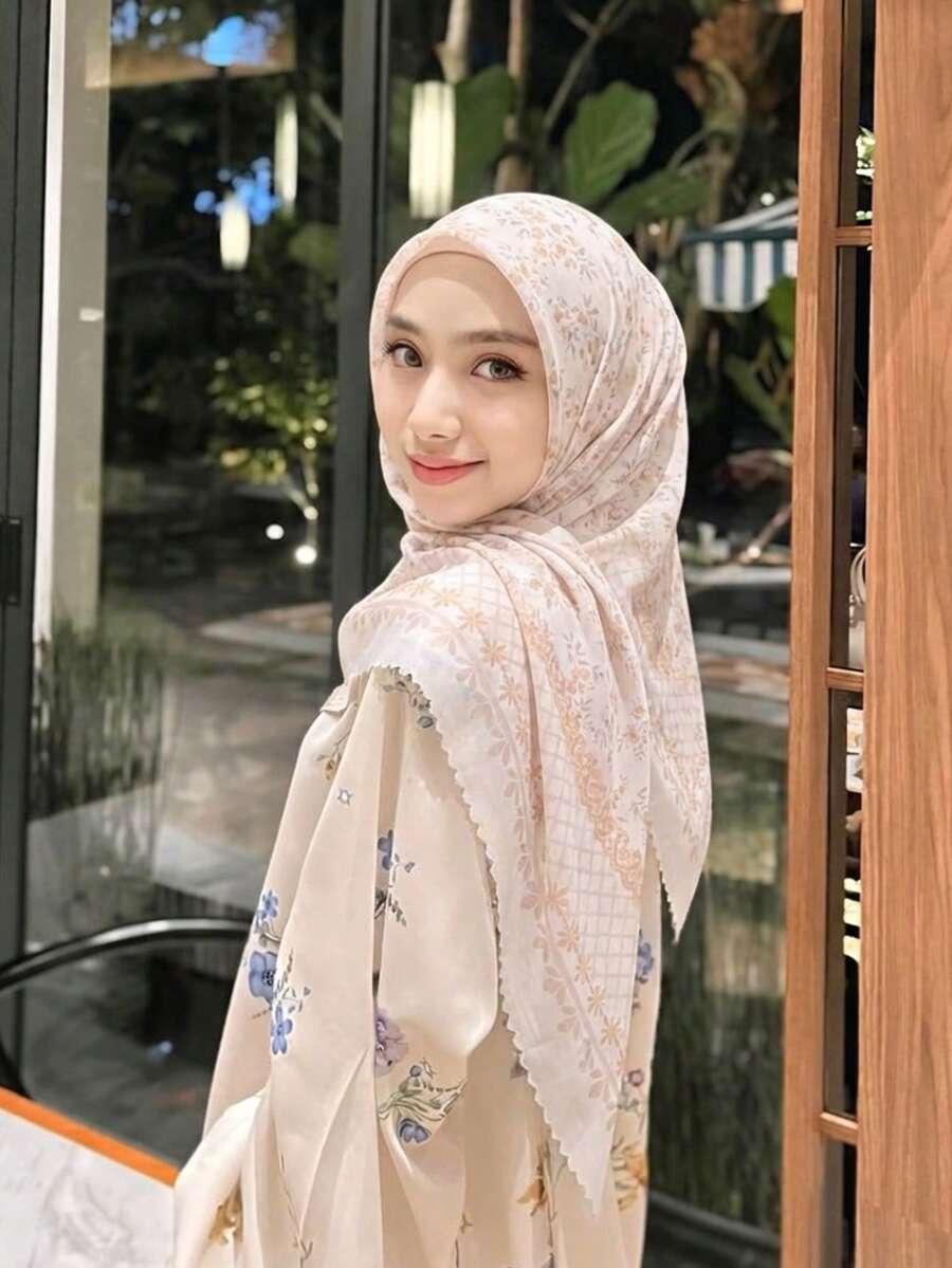 1条110厘米女士印花方巾,薄纱材质,轻盈柔软透气,用途广泛,优雅印花雪纺围巾,时尚防晒装饰头巾,多功能方巾,适合日常佩戴,四季皆宜,是度假和旅行的必备单品。 - 彩色 - 查看 1