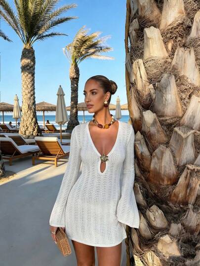 Damen Neue Sommer Strick Kurzes Kleid Lässig Resort Stil Tiefer V-Ausschnitt Schnürung Kurzer Rock Design mit Blumen Accessoires Strand Resort & Küstenreise Sonnenschutz Urlaub, Boho Stil Sexy Kleid Damen Sommer Outfit Damen Elegantes Party Kleid, Urlaubsoutfit Weiß