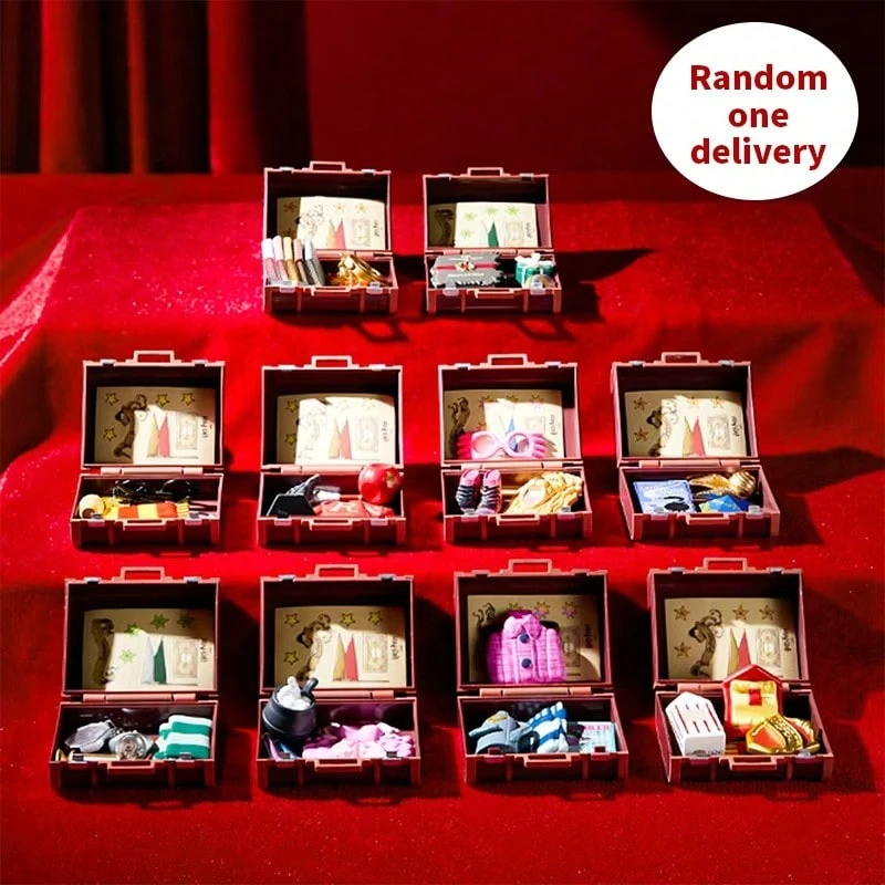 Miniso 哈利波特系列霍格沃茨魔法学校行李牌盲盒吊坠。精美还原霍格沃茨元素，例如校袍和魔法道具（随机发货1件） - 彩色 - 查看 1