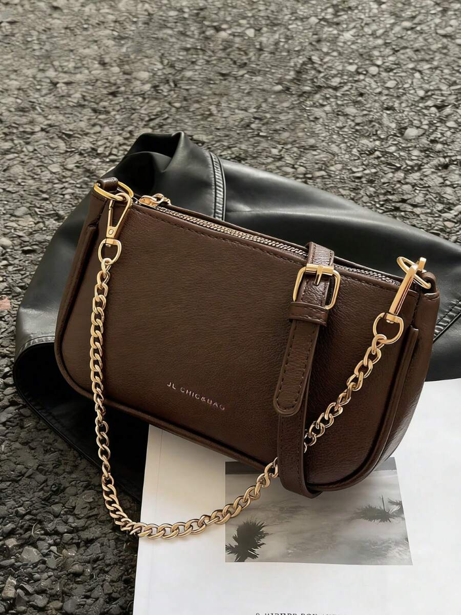 这款女士单肩包采用纯色PU材质，饰以咖啡色鳄鱼纹和字母装饰，时尚优雅。包身配有金属拉链和顶部金属链条，可手提或肩背。内部空间可容纳口红、钥匙、化妆品等日常必需品。适合女性通勤、外出、购物及各种场合。