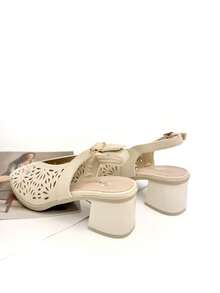 Calzado Estilo. Sandalias tacón ancho para mujer, Plataforma trasera tiene una altura de  4cm y la delantera de 2cm, escote en pico, perforaciones florales, destalonado de piel, con hebilla. - Beis - Ver 3