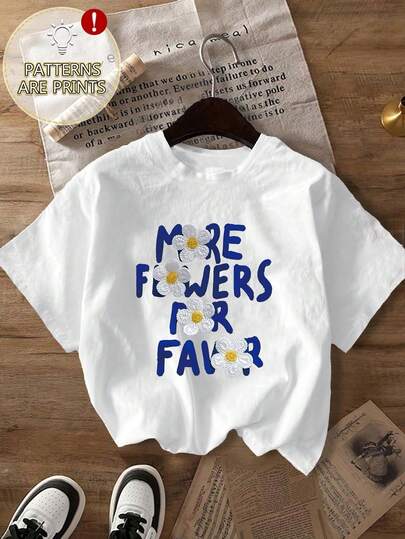 女装日报：清新舒缓的蓝色粗体手写英文短语“MORE FLOWERS FOR FAIR”（为集市献上更多鲜花）和四朵立体白色雏菊印花，圆领短袖，休闲春/秋/夏三季皆宜的T恤上衣。适合女性穿着，也适合夏季、度假、春季、夜店等场合。
