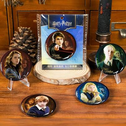 Harry Potter 1 Huy hiệu bộ sưu tập giả tưởng, huy hiệu đặc trưng phù thủy, hình Harry, Ron, Hermione, Malfoy, Luna từ phim, huy hiệu kim loại dùng để trang trí quần áo, túi xách, phụ kiện văn phòng, đồ dùng học tập, quà tặng cho người hâm mộ, quà Halloween, Giáng sinh cho thanh thiếu niên, quà tựu trường [Sản phẩm được cấp phép chính thức]