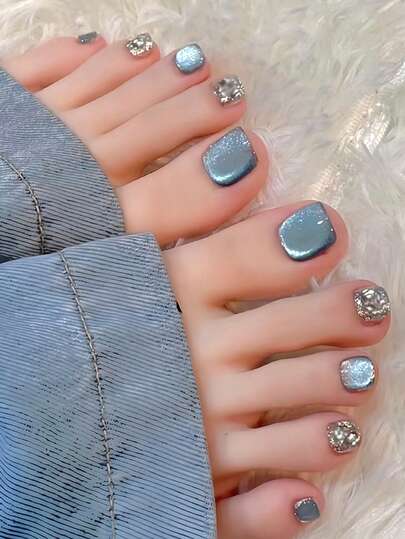 Bộ 24 móng chân giả ngắn hình vuông màu xanh da trời thời trang, đính kim tuyến bạc sang trọng, che phủ toàn bộ móng, phù hợp cho phụ nữ và bé gái, kèm 1 miếng dán và 1 dũa móng mini, giao hàng ngẫu nhiên.