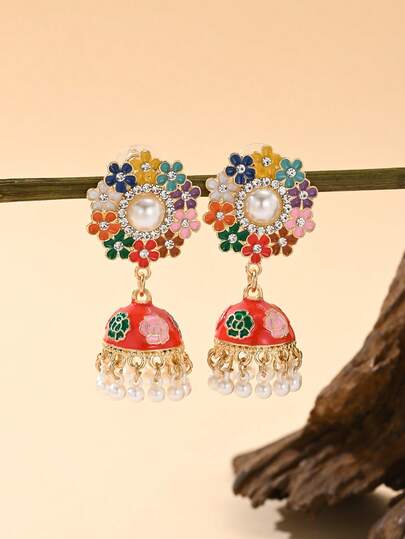 一对精美吊坠耳环，水钻滴油花朵设计，镶嵌仿珍珠，适合女性日常佩戴、婚礼派对等场合的时尚配饰