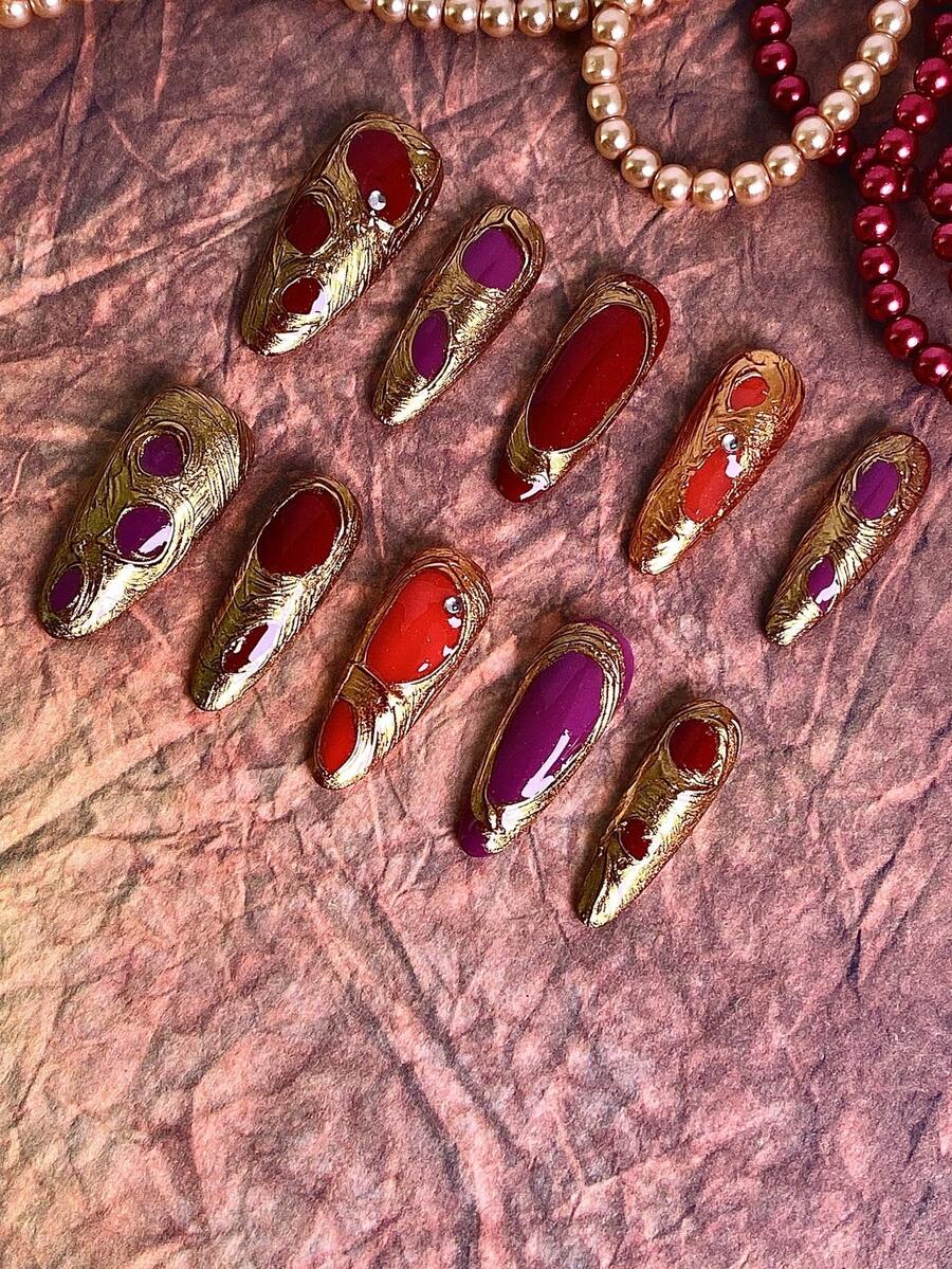 10 PIEZAS Uñas postizas hechas a mano para mujeres, uñas rojas con encantos, material acrílico, textura de metal dorado pintado a mano, decoración de rhinestone, estilo Y2K, reutilizables, juego de arte de uñas con pegamento para uñas, esmalte de gel, pegatinas para uñas, accesorios para técnicas de uñas, uñas postizas acrílicas, suministros de arte de uñas para mujeres y niñas, ideales para la vida diaria, fiestas, bodas, citas, compras, viajes, festivales y celebraciones, juego de uñas postizas hechas a mano con kit de decoración, perfecto para ocasiones especiales