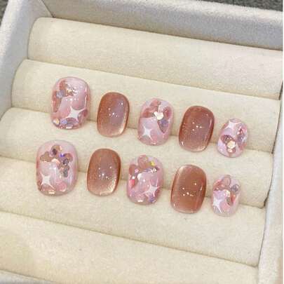 10片手工制作的按压式美甲贴片，双色粉棕猫眼效果，打造金属光泽，彩虹闪粉星星在光线下闪耀出不同的光芒，透明底色令双手看起来白皙细腻，适合日常通勤、约会、甜美装扮、拍照等各种场合，四季皆宜——春夏活力四射，秋冬温柔婉约。