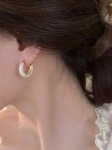 1 Đôi bông tai khoen tròn đơn giản, thanh lịch kiểu Pháp, họa tiết hình học, thiết kế men trắng, kiểu dáng tinh tế, cao cấp, phù hợp với phong cách thường ngày và đa năng dành cho nữ. - trắng - Xem 5