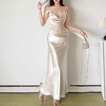 Đầm dài dáng chữ A thanh lịch và gợi cảm dành cho nữ, được làm từ chất liệu vải dệt kim co giãn nhẹ, có cổ chữ V, thiết kế không tay và chi tiết hở lưng, phù hợp cho các dịp tiệc tùng. - Màu be - Xem 2