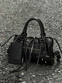 Chiếc túi xe máy vuông mới này dành cho nữ được làm từ chất liệu PU chống thấm nước màu trơn, trang trí bằng đinh tán và tua rua, là một chiếc túi xách thời trang dành cho nữ. Túi có khe đựng thẻ nhỏ và dây đeo vai có thể điều chỉnh, phù hợp cho việc đi lại hàng ngày, mua sắm, du lịch và nghỉ mát. - màu đen - Xem 1