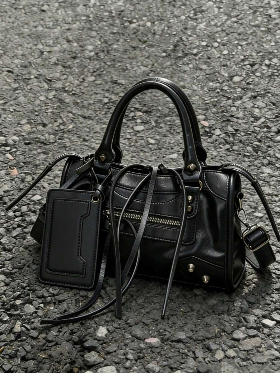 Chiếc túi xe máy vuông mới này dành cho nữ được làm từ chất liệu PU chống thấm nước màu trơn, trang trí bằng đinh tán và tua rua, là một chiếc túi xách thời trang dành cho nữ. Túi có khe đựng thẻ nhỏ và dây đeo vai có thể điều chỉnh, phù hợp cho việc đi lại hàng ngày, mua sắm, du lịch và nghỉ mát. - màu đen - Xem 1