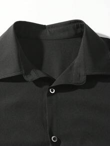 一件黑色轻薄透气男士短袖衬衫，面料柔软，经典领型设计，男士T恤，度假风，可机洗，适合泳池、海滩、夏季度假穿着。 - 黑色 - 查看 5