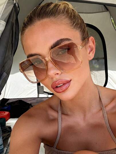 一副男女通用方形大框香槟色太阳镜，适合搭配优雅服饰、旅行、运动装、驾驶、度假装扮、海滩、音乐节、郊游、夏季配饰、度假、家庭出游、防紫外线、高尔夫、徒步旅行、街头风、运动、派对、户外活动、钓鱼、假期、防晒等场合。