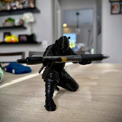 Hộp đựng bút 1 chiếc, thiết kế như một chiến binh, phù hợp với bút bi, bút máy, bút chì và nhiều vật dụng văn phòng phẩm khác, hoàn hảo để tô điểm thêm phong cách cho bàn làm việc của bạn, món quà lý tưởng cho bạn bè và đồng nghiệp.