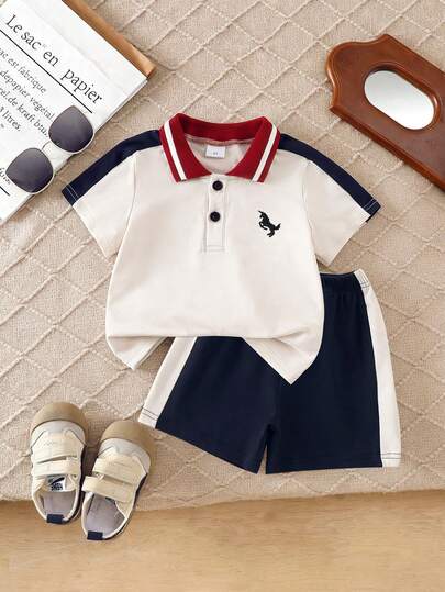 男童夏季休闲学院风撞色半拉链短袖上衣两件套，搭配同款短裤，适合日常、户外、学校、通勤、度假、运动等场合。