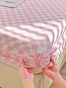 3pcs Bed Sheet Set, Checkerboard Pattern, Lightweight Soft & Comfortable Bedding, Including 1pc Fitted Sheet And 2pcs Pillowcases, No Filling, Suitable For Dorm, Bedroom, Multi-Size Options, Suitable For Summer Use - Pink - View 4