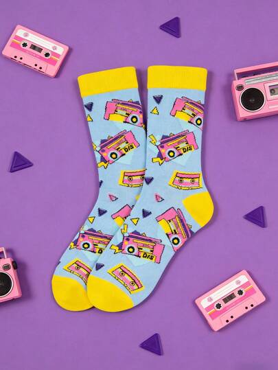 一双新奇复古音响和磁带图案中筒袜，趣味十足的春夏休闲袜，音乐爱好者的完美礼物，适合日常穿着、徒步旅行、运动和旅行。